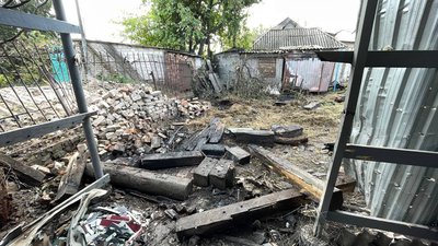 «Я рада, що хоч всі живі». У Кривому Розі через влучання дрона пошкоджено приватні будинки «Я рада, що хоч всі живі». У Кривому Розі через влучання дрона пошкоджено приватні будинки