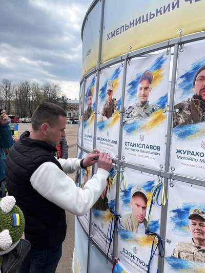 Андрій Меджибіжський знімає портрет із Алеї Надії Андрій Меджибіжський знімає портрет із Алеї Надії