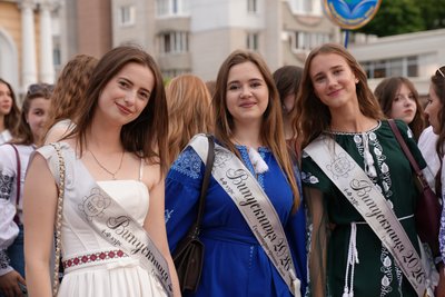 "Марш подяки": фоторепортаж з ходи випускників у Черкасах "Марш подяки": фоторепортаж з ходи випускників у Черкасах