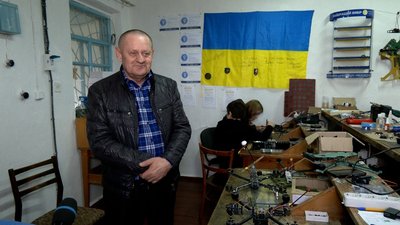 Ветеран з Вінниччини разом зі школярами виготовляє дрони для військових Ветеран з Вінниччини разом зі школярами виготовляє дрони для військових