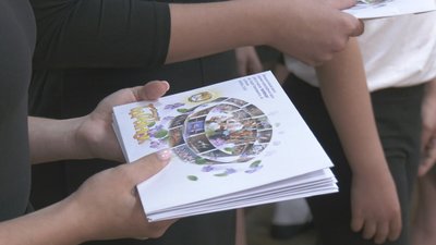 Вінницький ансамбль "Барвінок" передав гроші на допомогу армії та травмованим від обстрілів Вінницький ансамбль "Барвінок" передав гроші на допомогу армії та травмованим від обстрілів