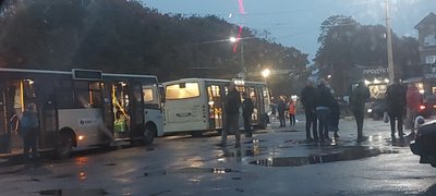 Потяг “Київ–Суми”замість п’яти годин їхав 15. Пасажирів частину шляху везли автобусами Потяг “Київ–Суми”замість п’яти годин їхав 15. Пасажирів частину шляху везли автобусами