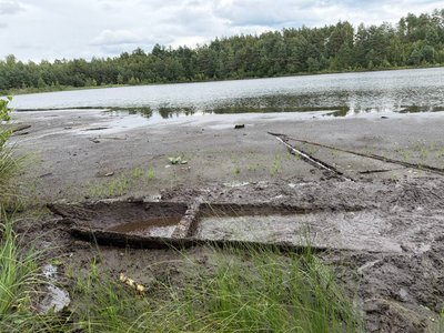 "Виявили біля самого берега": чотири човни-довбанки знайшли місцеві жителі в озері на Рівненщині