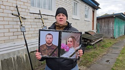 Поховали в одній могилі: на Чернігівщині попрощались з нареченими, які на мотоциклі підірвалися на міні Поховали в одній могилі: на Чернігівщині попрощались з нареченими, які на мотоциклі підірвалися на міні
