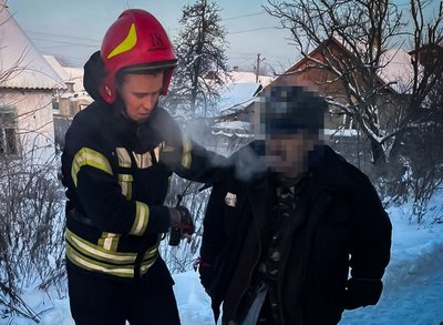У Славуті під час займання житлового будинку врятували чоловіка 1953 року народження У Славуті під час займання житлового будинку врятували чоловіка 1953 року народження