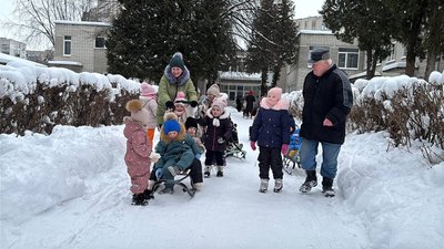 Діти на прогулянці Діти на прогулянці