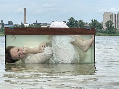 Харківська художниця Поліна Кузнєцова влаштувала перфоманс, підрив Каховської ГЕС Харківська художниця Поліна Кузнєцова влаштувала перфоманс, підрив Каховської ГЕС