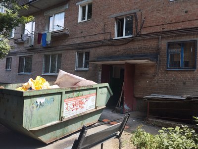 У квартирі полтавської багатоповерхівки розповсюдився сморід від сміття та трупний запах У квартирі полтавської багатоповерхівки розповсюдився сморід від сміття та трупний запах