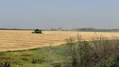 Комбайн на полі село Золоті Пруди Олександрівська громада Донецька область 11 липня 2025 рік Комбайн на полі село Золоті Пруди Олександрівська громада Донецька область 11 липня 2025 рік