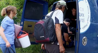 "Літають постійно ці дрони, як мухи". Із прифронтової Дружківки евакуювали чотирьох людей "Літають постійно ці дрони, як мухи". Із прифронтової Дружківки евакуювали чотирьох людей