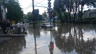 наслідки негоди, підтоплена вулиця наслідки негоди, підтоплена вулиця