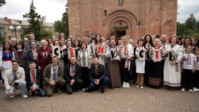На рядні зі знищеного села вишили "стійкість": до Дня вишиванки у Чернігові влаштували перформанс На рядні зі знищеного села вишили "стійкість": до Дня вишиванки у Чернігові влаштували перформанс