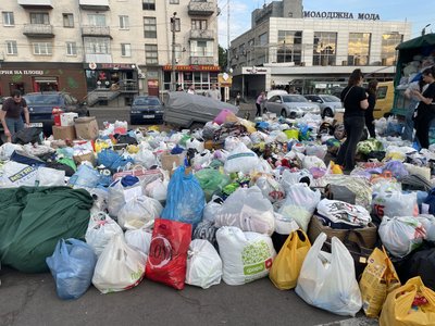 У Житомирі містяни зносять гуманітарну допомогу для постраждалих жителів Херсонщини