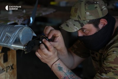 Боєць підрозділу ударних дронів батальйону безпілотних систем "Сапсани" 30 ОМБр готує дрон типу "блискавка" до бойової роботи. Донеччина, травень 2026 року Боєць підрозділу ударних дронів батальйону безпілотних систем "Сапсани" 30 ОМБр готує дрон типу "блискавка" до бойової роботи. Донеччина, травень 2026 року