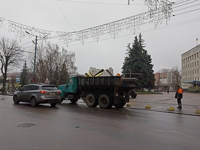 Біля міської ради Житомира прибирають протитанкові "їжаки"