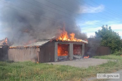 Пожежа в будинку після російського ударі по Слатиному, Харківська область, 17 вересня 2025 року Пожежа в будинку після російського ударі по Слатиному, Харківська область, 17 вересня 2025 року