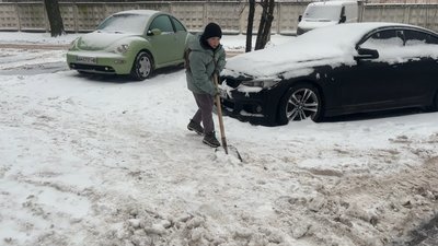 Дев'ятирічний Дамір Тимощук з Бердичева сам прибирає сніг біля свого будинку Дев'ятирічний Дамір Тимощук з Бердичева сам прибирає сніг біля свого будинку