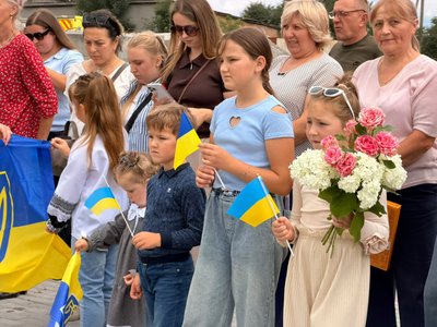 зустрічають звільненого з полону військового Олександра Ремпу зустрічають звільненого з полону військового Олександра Ремпу