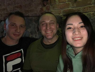 Військовий Андрій Абаєв з друзями Військовий Андрій Абаєв з друзями