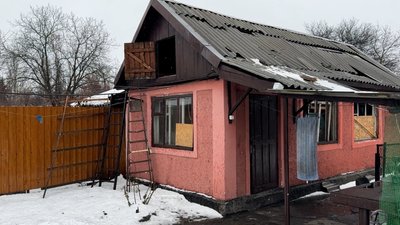 Будинок з пошкодженими вікнами внаслідок обстрілу Добропілля Донецька область 3 січня 2026 рік Будинок з пошкодженими вікнами внаслідок обстрілу Добропілля Донецька область 3 січня 2026 рік