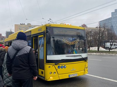 Пасажирам столичного метро за добу повернули понад 100 тис. грн за вимушені пересадки Пасажирам столичного метро за добу повернули понад 100 тис. грн за вимушені пересадки