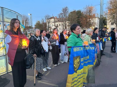 Люди прийшли на акцію з лампадками і прапорами Люди прийшли на акцію з лампадками і прапорами