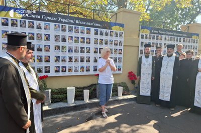 В Одесі відкрили восьмий стенд "Стіни пам’яті" до Дня загиблих захисників В Одесі відкрили восьмий стенд "Стіни пам’яті" до Дня загиблих захисників
