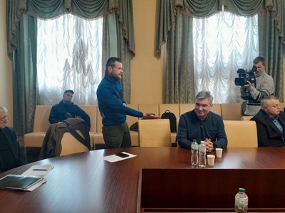 Богдан Леськів (за столом) Богдан Леськів (за столом)