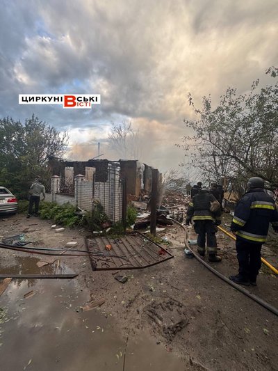 Росіяни завдали ударів по Циркунах під Харковом: сталася пожежа Росіяни завдали ударів по Циркунах під Харковом: сталася пожежа