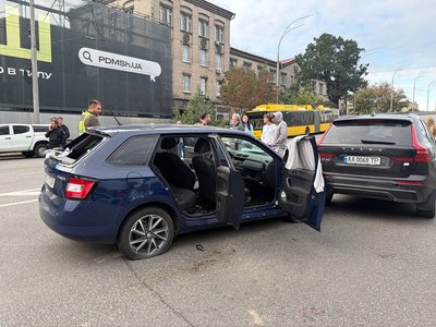 «Я не знаю, як я вижила, бо біля мене лежав труп»: у Києві російський дрон поцілив у бізнес-центр, загинули люди «Я не знаю, як я вижила, бо біля мене лежав труп»: у Києві російський дрон поцілив у бізнес-центр, загинули люди