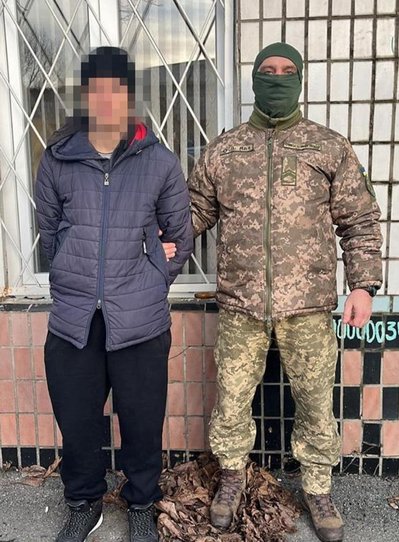 У Херсоні затримали так званого "патрульного" окупаційного "управления МВД" У Херсоні затримали так званого "патрульного" окупаційного "управления МВД"