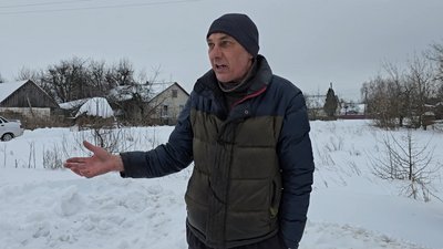Прифронтову дорогу на Чернігівщині чистять фермери, щоб у села могли доставити продукти або відвезти людей до лікарні Прифронтову дорогу на Чернігівщині чистять фермери, щоб у села могли доставити продукти або відвезти людей до лікарні