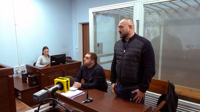 Прокурор просить суд стягнути з начальника управління ЖКГ Чернігівської міськради Ярослава Куца майже 8 млн грн Прокурор просить суд стягнути з начальника управління ЖКГ Чернігівської міськради Ярослава Куца майже 8 млн грн