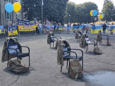 У Хмельницькому вп'яте відбувається автопробіг на підтримку полонених та зниклих безвісти воїнів У Хмельницькому вп'яте відбувається автопробіг на підтримку полонених та зниклих безвісти воїнів