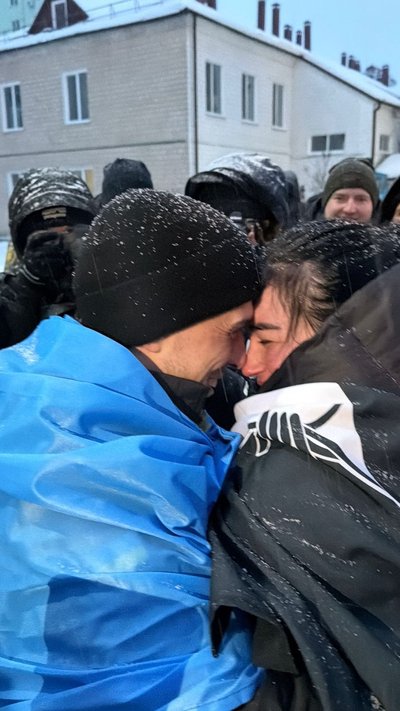 "Сльози радості": дружина звільненого з полону військового Куртмаллаєва розповіла про його повернення і плани на майбтнє "Сльози радості": дружина звільненого з полону військового Куртмаллаєва розповіла про його повернення і плани на майбтнє