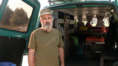 Військовий ЗСУ Віктор Демидюк розповідає про те, як вони використовують мобільні міні-СЕС з панелями, як на космічних апаратах Військовий ЗСУ Віктор Демидюк розповідає про те, як вони використовують мобільні міні-СЕС з панелями, як на космічних апаратах