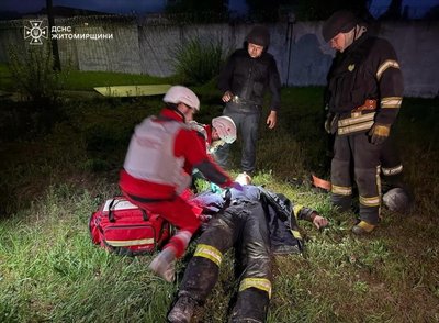 Атака РФ по Житомирщині: що відомо про стан пораненого рятувальника Атака РФ по Житомирщині: що відомо про стан пораненого рятувальника