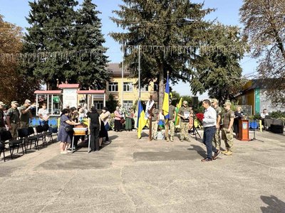 Загинув на Харківщині: у громаді на Черкащині повели в останню путь захисника Загинув на Харківщині: у громаді на Черкащині повели в останню путь захисника