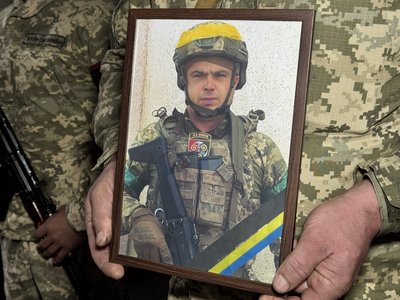 У Полтаві попрощалися із трьома воїнами, які полягли на фронті У Полтаві попрощалися із трьома воїнами, які полягли на фронті