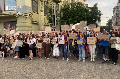 "Я дуже не люблю бути непочутою": в Одесі другий день поспіль відбувається акція проти відставки Михайла Федорова "Я дуже не люблю бути непочутою": в Одесі другий день поспіль відбувається акція проти відставки Михайла Федорова