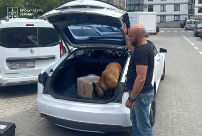 Собака виявив наркотики у коробці Собака виявив наркотики у коробці