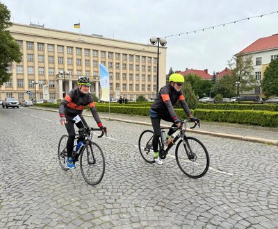 "Шануємо пам'ять захисників України": в Ужгороді стартував всеукраїнський ветеранський велопробіг "Шануємо пам'ять захисників України": в Ужгороді стартував всеукраїнський ветеранський велопробіг