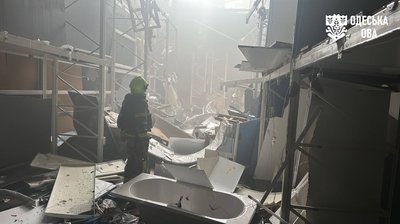 РФ двічі атакувала склади на Одещині, де зберігали медикаменти та продукти РФ двічі атакувала склади на Одещині, де зберігали медикаменти та продукти