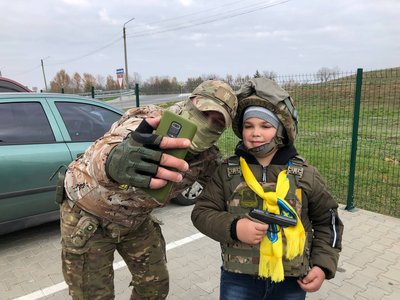 Зібрали понад 14 тисяч гривень: на Миколаївщині діти купили буржуйки для військових