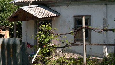 "Надамо їй друге життя": у селі на Чернігівщині волонтери відновлюють стару хату-мазанку "Надамо їй друге життя": у селі на Чернігівщині волонтери відновлюють стару хату-мазанку