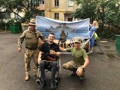 "Я за будь-який кіпіш, крім сходів": історія стендап коміка та волонтера Юрія Степанця "Я за будь-який кіпіш, крім сходів": історія стендап коміка та волонтера Юрія Степанця