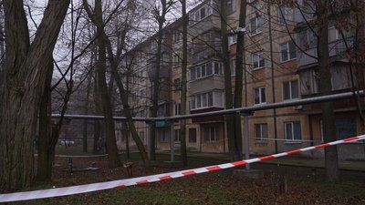 У Дніпрі поблизу багатоповерхівки на деревах зависли уламки збитого дрона