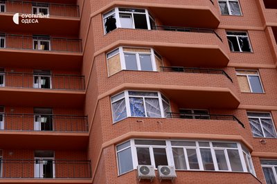 Як відновлюють житловий комплекс в Одесі, куди поцілив російський "шахед"