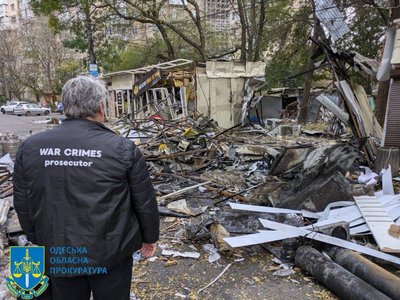 Пошкоджені будинки, магазини, автівки, є поранений: армія РФ вчетверте за тиждень атакувала Одесу "шахедами" Пошкоджені будинки, магазини, автівки, є поранений: армія РФ вчетверте за тиждень атакувала Одесу "шахедами"