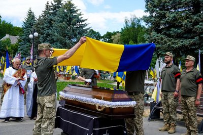 В Ужгороді попрощалися із загиблим захисником Михайлом Тіщенком В Ужгороді попрощалися із загиблим захисником Михайлом Тіщенком